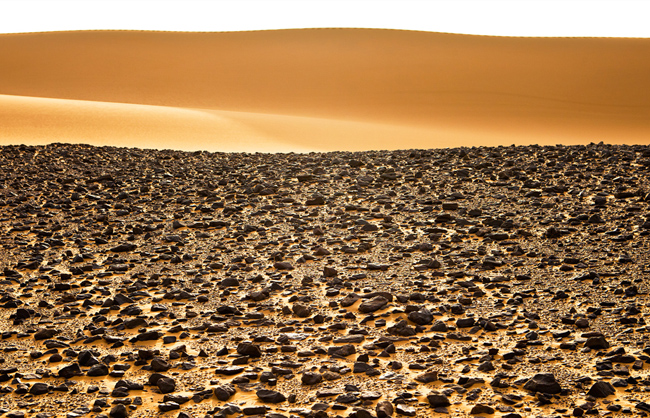 Vast expanses of sand and basalt of the Nubian desert in Sudan (Sudan - 2011)