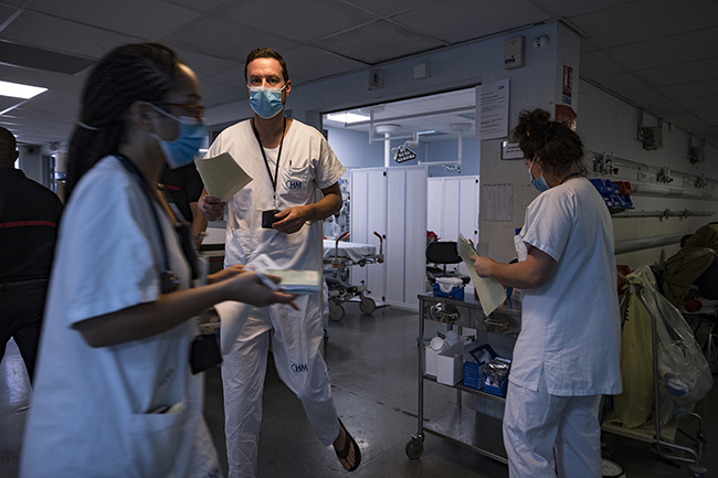 In the corridors of the Centre Hospitalier de Mayotte (CHM), especially in the emergency room, most doctors and nurses come from Metropolitan France for short missions. Mayotte - 2021
