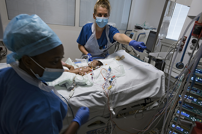 As in all departments of the Centre Hospitalier de Mayotte (CHM), the flow of patients in intensive care is very high, and half of them are children. After two waves of Covid-19, the intensive care teams have to deal with an epidemic of bronchiolitis, which affects many children and newborns. Mayotte - 2021