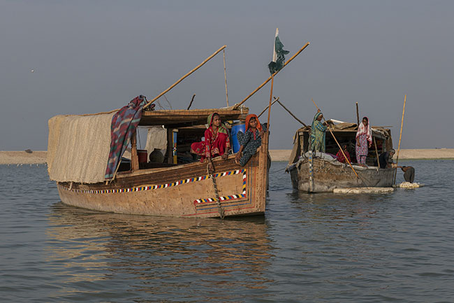 A Mohana family lifts anchor to move their boats. The Mohana, a people of the water, see their world slowly sink, inevitably. Their culture doesn’t disappear all at once: it fades in fragments, like a fresco peeling off, like a song whose lyrics are forgotten.
