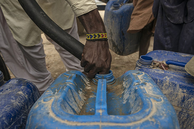 Filling canisters with drinking water has become a daily ritual for the Mohanas. With the lake’s water now unfit for consumption, they are forced to buy every liter: 50 Pakistani rupees, around 15 euro cents. A huge sum for those who now fish only a few kilos of fish per week.