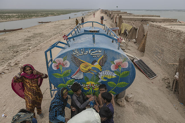 When the potable water cisterns arrive near the villages, everyone knows there won’t be enough for everyone. Once, the Mohanas drank directly from the lake. Today, they have to pay for every liter.