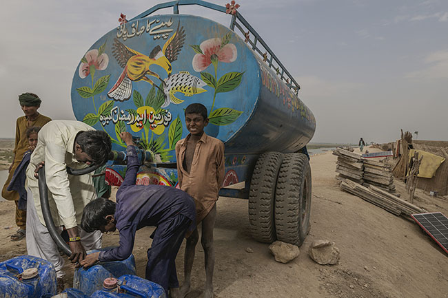 When the potable water cisterns arrive near the villages, everyone knows there won’t be enough for everyone. Every drop of potable water is a treasure, every canister a victory.