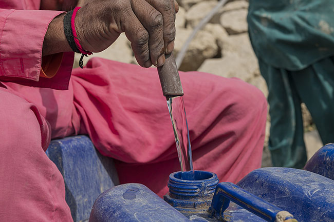 Filling the canisters with potable water has become an act of survival for the Mohanas. With the lake’s water now unfit for consumption, they are forced to buy every liter: 50 Pakistani rupees, about 15 euro cents. A huge sum for those who now fish only a few kilos of fish per week.