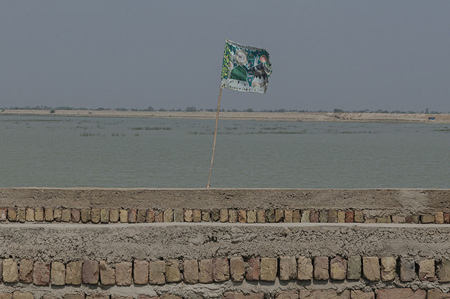 A flag bearing the Kaaba of Mecca and the Green Mosque of Medina flutters above Lake Manchar. Deeply devout, the Mohanas are mostly Sunni Muslims, though they still carry traces of animist beliefs tied to fishing and hunting.