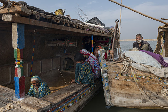 Aboard their three houseboats, Asna and her granddaughters handle everything. Almost blind due to trachoma contracted from the polluted lake water, Mohamed, their patriarch, can no longer do anything. Skin diseases, diarrhea, chronic infections: ailments proliferate on Lake Manchar.