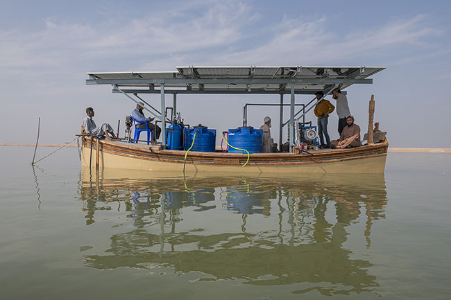 On the waters of Lake Manchar, the first solar-powered boat equipped with a reverse osmosis water filtration unit is a pilot project aimed at allowing a few Mohana families access to potable water without having to buy it at a high price.