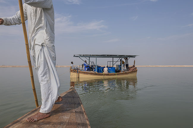 On the waters of Lake Manchar, the first solar-powered boat equipped with a reverse osmosis water filtration unit is a pilot project aimed at allowing a few Mohana families access to potable water without having to buy it at a high price.
