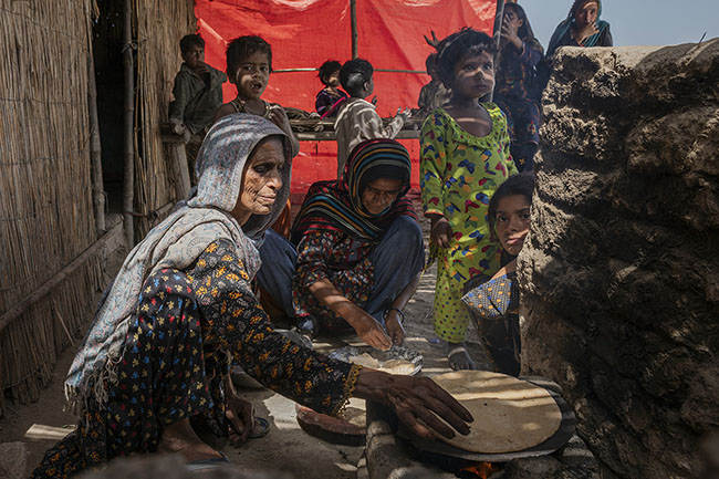 For the Mohanas who have settled on the shores of the lake, like Nayla and Hira, life is no kinder than it was on the Galiyo. The gestures, customs, and meals remain unchanged: flour, water, and chapatis to feed the family.