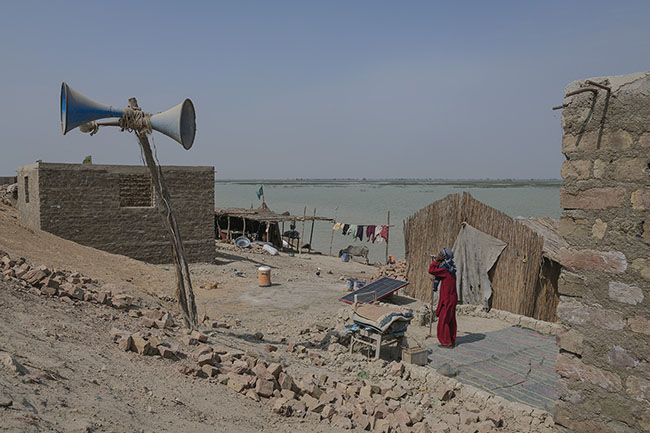 On this part of Lake Manchar, aside from a few brick houses that rise, almost nothing has changed. There is neither a clinic, nor a school, nor even a mosque. Outside, the imam calls for prayer using a rusty microphone and ancient loudspeakers.