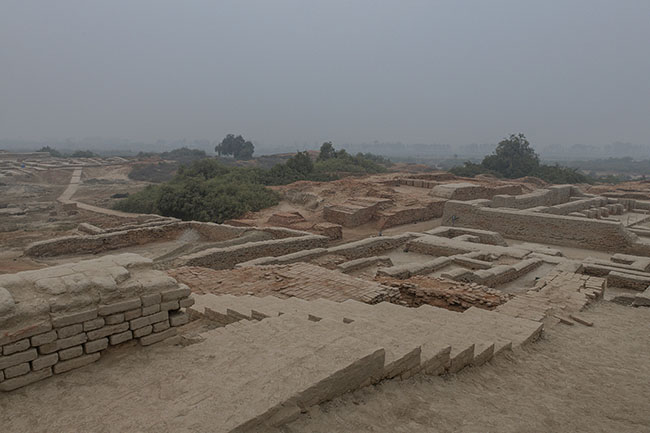 From the high city of Mohenjo-Daro, one can gaze upon the remnants of an ancient city that flourished in the 3rd millennium BCE. A center of the Indus Civilization, the ancient city discovered in 1922 reveals one of the best-preserved urban archaeological sites in Asia, showcasing the brilliant organization of a forgotten society. The ruins testify to the history of a dynamic metropolis with a well-organized economic and cultural system.