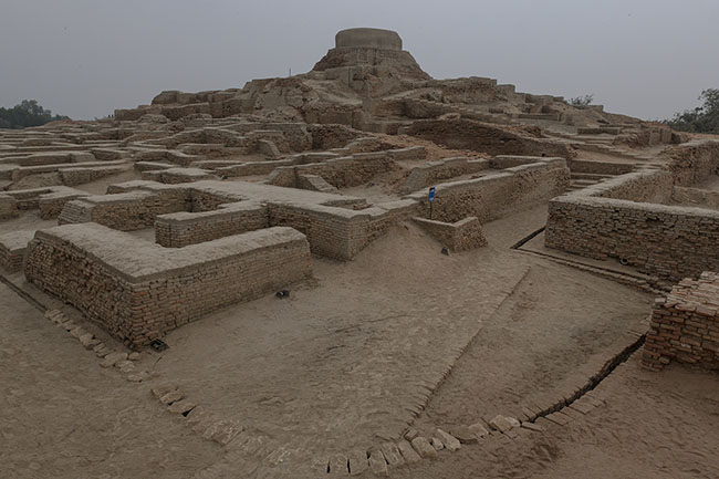 The high city of Mohenjo-Daro served as both a religious and administrative center. At its peak, a Buddhist stupa from the 2nd century CE stands, built atop the ruins of the ancient citadel. Public baths, drainage, and sewage systems—the archaeological remains reveal an urban habitat that was particularly sophisticated for its time.