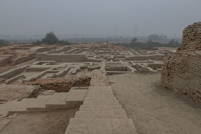 View from the high city of Mohenjo-Daro in Pakistan. Although the lineage is not formally established, the heritage of the Mohanas is thought to trace back to the times of Mohenjo-Daro and the early peoples of the Indus Valley. While its history remains poorly understood and its script still undeciphered, archaeologists have uncovered seals adorned with images of boats, whose designs eerily resemble those used by the Mohanas today. Additionally, the term “Mohana” itself could derive from “Meluha,” the name given by the Mesopotamians to the people of the Indus Valley.