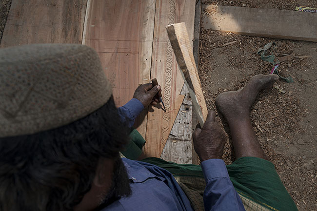 A Mohana boatman decorates a traditional board that will be used in the construction of a boat. Archaeologists have uncovered seals adorned with boats from the Indus Civilization, whose motifs strangely resemble those used by the Mohanas today.