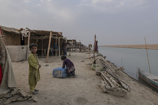 The Mohanas’ huts, made of tarps, reeds and salvaged materials, line the brackish water of the Right Bank Outfall Drain (RBOD), giving the place the impermanent look of a refugee camp.
