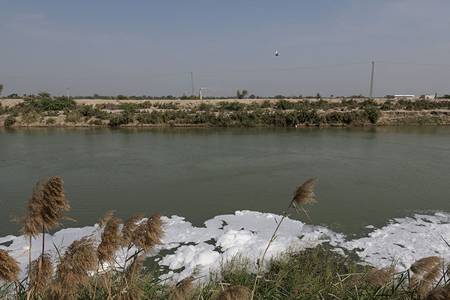 Waters laden with industrial waste form a foul-smelling white foam on the surface of the Right Bank Outfall Drain (RBOD). In addition to poisoning resources, contact with these effluents can cause skin irritation, infections, and digestive disorders.