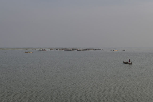 On Lake Manchar, a vast freshwater mirror stretching nearly 250 km², the Mohana’s last lake village holds barely forty Galiyo. As they fall into disrepair, these floating homes slowly vanish, taking with them an ancestral way of life.