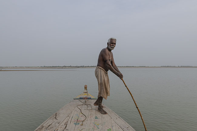 “I loved living on the lake. I still remember its color, its reflections… Back then, the fishing was good. But when the fish began to disappear, we had to leave.” Yusuf, 58, left Lake Manchar twenty years ago. Today, he lives by the Indus River, but the memories of the lake remain.